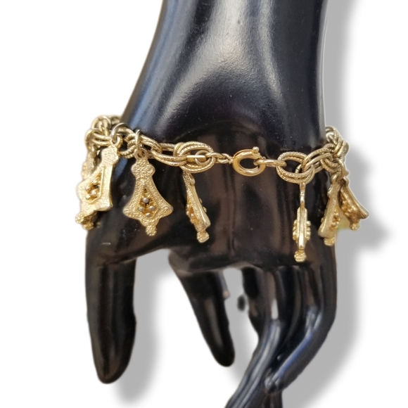 EMMONS VINTAGE ETRUSCAN STYLE GOLDTONE STATEMENT CHARMED BRACELET - Picture 3 of 8